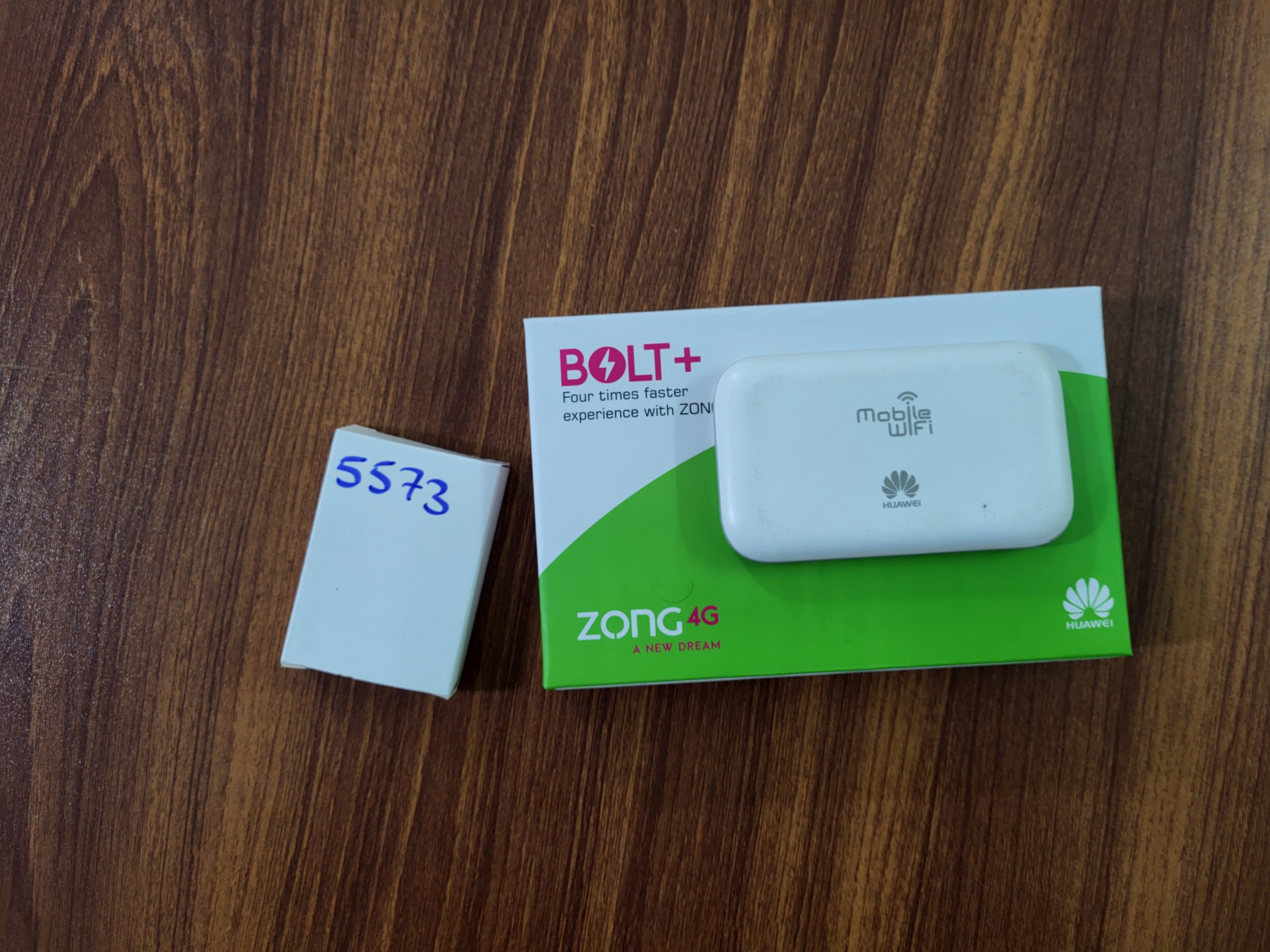 Zong E5573C on table